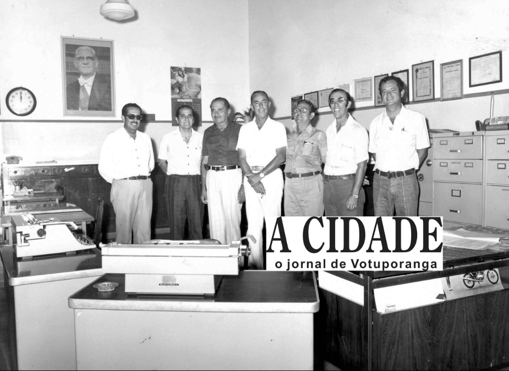A foto é de 1975 e registra a posse do pecuarista Herculano Beretta (centro) na presidência do Sindicato Rural de Votuporanga. A partir da esquerda: o ex-presidente do Sindicato Rural, Juvenal Domingos Martins Lopes, o empreendedor Nasser Marão, o agropecuarista Salvador Castrequine, o presidente Herculano, o fazendeiro Antonio Nogueira, Orlando Beretta e o engenheiro Jesus Silva Mello. O grupo também respondia pelo lançamento do Frigorifico 4 Rios, que foi a grande obra realizada na época.