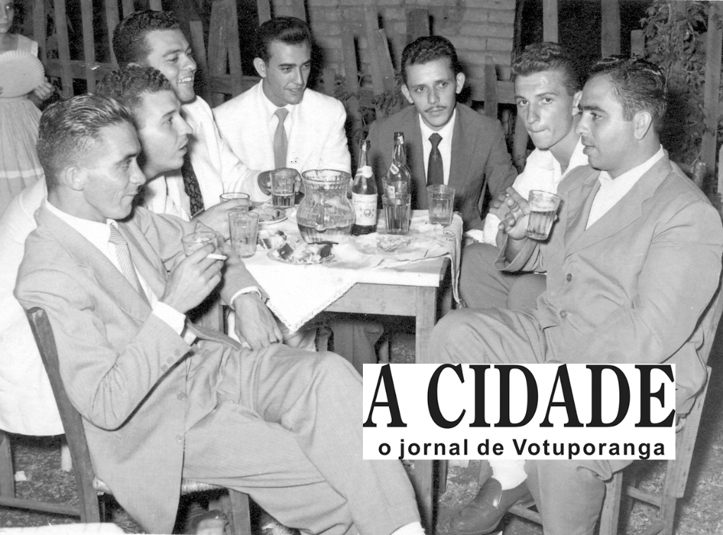 Esta é uma mesa formada num Baile de Gala do Votuporanga Clube nos anos 50. Da esquerda para a direita: Darcy Cecchini, Carlos Márcio de Castro Junqueira, Dr. Miguel Zeitune Leão, Dr. Joaquim Figueira da Costa, Rames Cury, Marinho Farinazzo e o radialista Jaime Cunha.