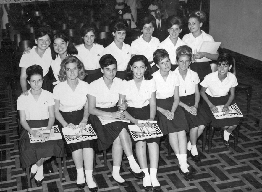 Elas estão comemorando 54 anos de formatura. São as normalistas do Instituto de Educação “Dr. José Manoel Lobo” - turma de 1964. Confira da esquerda para a direita: Na fila de pé: Regina Célia Naime, Humiko Takeo, Júlia M. Arantes, Leonilda Lopes, Venina Pinheiro, Maria Izabel G. Leite e Rosa M. Magoga. Sentadas: Heleanir M. Nazaret, Sibelli Pedrazolli, Maria Júlia Rosa, Ella R. Perri, Mercedes Bortoloti, Gertrudes Albarello e Jaci de Biagi.
