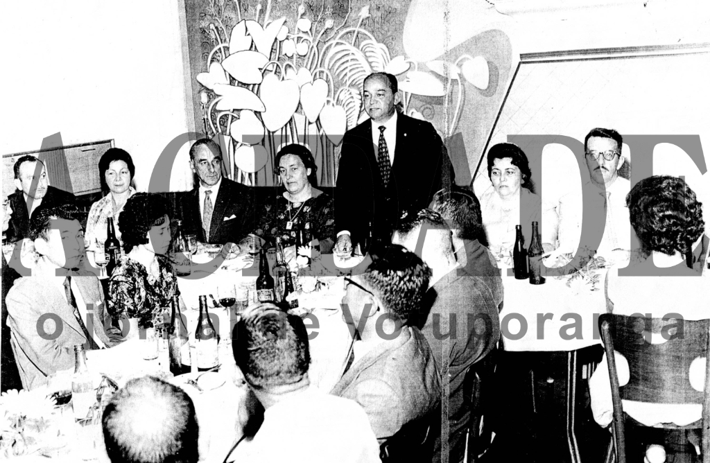 O estabelecimento de Osmar de Souza, na rua Pernambuco, próximo da praça São Bento, conhecido também como Restaurante 606, deu lugar mais tarde para a padaria Progresso. Esta foto é do ano de 1961/62 e registra uma reunião de rotarianos durante a gestão do advogado Ultimatum Fava como governador do Distrito 4480 do Rotary. Da esquerda para a direita: Christovam De Haro (presidente da Câmara Municipal), Olivia Souza De Haro, Hernani de Matos Nabuco (prefeito municipal), Leda Camolesi Nabuco, Dr. Ultimatum Fava (em pé), Elza Ferreira de Souza Fava e Dr. Paulo Emilio Andrade Vilhema (juiz de Direito). Sentados ao lado para frente: Toshio Nakabashi e Tamiko Sato Nakabashi. Sentado de costa: reconhecemos apenas o sr. Nozomu Abê (de óculos). 

***Confira mais desta coluna em nossa edição impressa e online para assinantes.