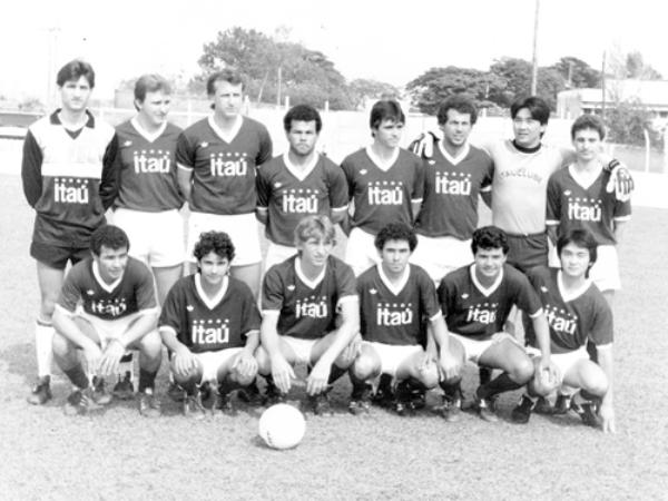 O time do Banco Itaú - Ano 1982 -Em campo, a representação esportiva da agência local do Banco Itaú, o jogo acontecia em cumprimento a tabela do Campeonato Amador de Votuporanga.Veja, a partir da esquerda, quem o Banco Itaú mandou a campo. De pé: Milton (goleiro), Maria-no, Salum, Eusi, Julinho (Prefeitura), Joãozinho D´arc, Edinho (goleiro), e Miro. Agachados: Simon-sen, Sérginho, Luizinho, Cheirinho, Toniquinho, e Valmir (Japonês). A foto é do arquivo pessoal de Luiz Henrique da Silva ( o Luizinho do Bar).