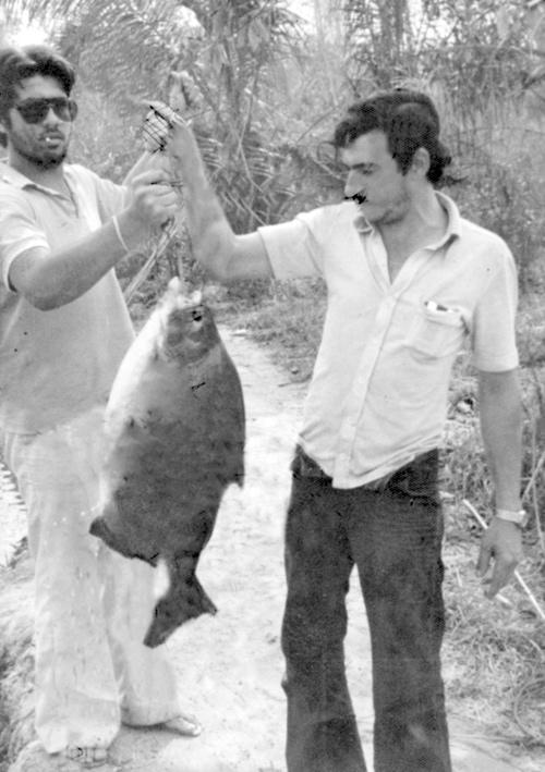 Pacu de 11 kg - Ano 1974 - Na barranca do Rio Taquari, os amigos Egmar Marão e Edgard Colella exibem “o troféu”. Trata-se de um pacu que na balança marcou exatamente 11 quilos. Essa espetacular fisgada deu-se no dia 8 de outubro de 1974. A foto faz parte do acervo fotográfico do advogado Abílio José Guerra Fabiano. Egmar e Edgard não esquecem nunca dessa pescaria. 