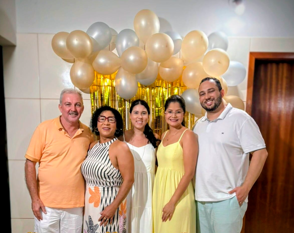 Nesta terça-feira, 20 de janeiro, quem celebra mais um ano de vida é a esteticista Dalva, à frente do Espaço Dalva Arado. A data será marcada por momentos de carinho e alegria ao lado de sua família, recebendo o abraço afetuoso do esposo Odair, dos filhos Rodolfo e Dra. Beatriz, além da nora, Dra. Pamela. Parabéns, Dalva! Que este novo ciclo seja generoso em saúde, conquistas e felicidade e que a vida lhe sorria sempre, com paz, amor e muitas bênçãos. 