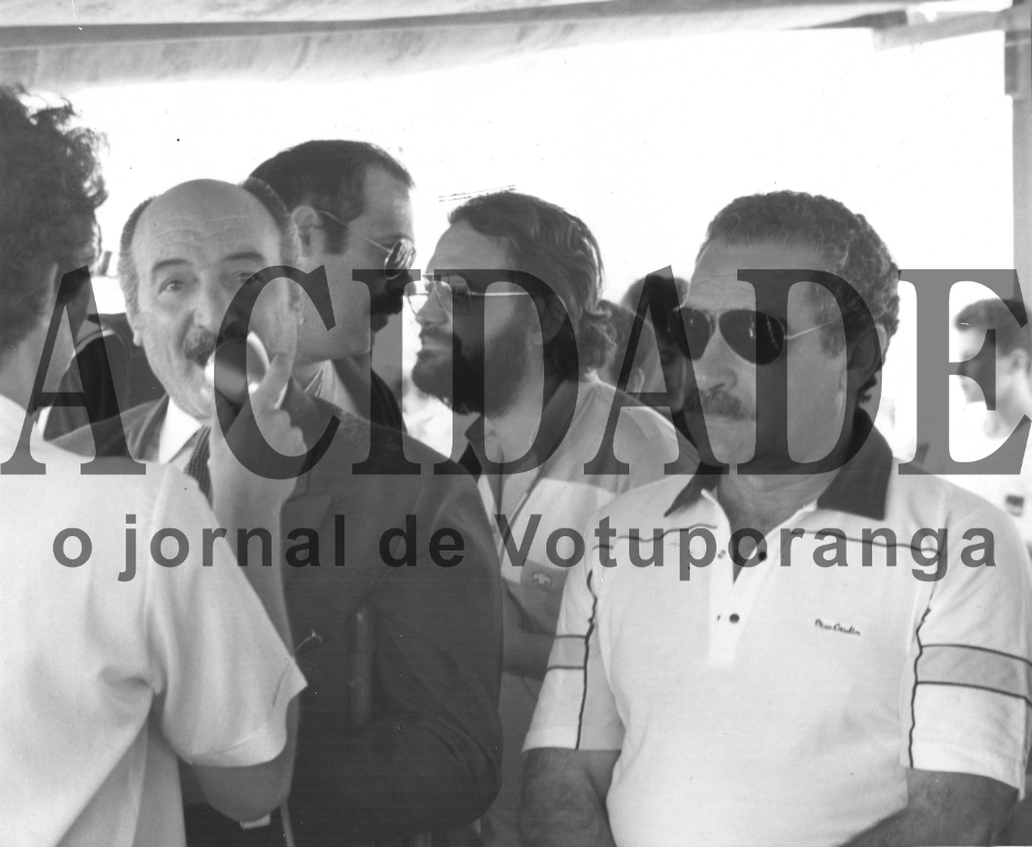 Eleito nas eleições de 1982, no pleito do voto vinculado, Mário Pozzobon governou a cidade no período de 01/02/83 à 31/12/88. O seu governo é sempre lembrado com ênfase para a classe dos menos favorecidos. Nesta foto ele aparece dando entrevista para uma emissora de rádio cercado pelos seus assessores direto, o então secretário Milton Soares Minhós, o chefe de gabinete Abílio José Guerra Fabiano e seu genro o advogado Jerônimo Figueira da Costa Filho

***Confira mais desta coluna em nossa edição impressa e online para assinantes.