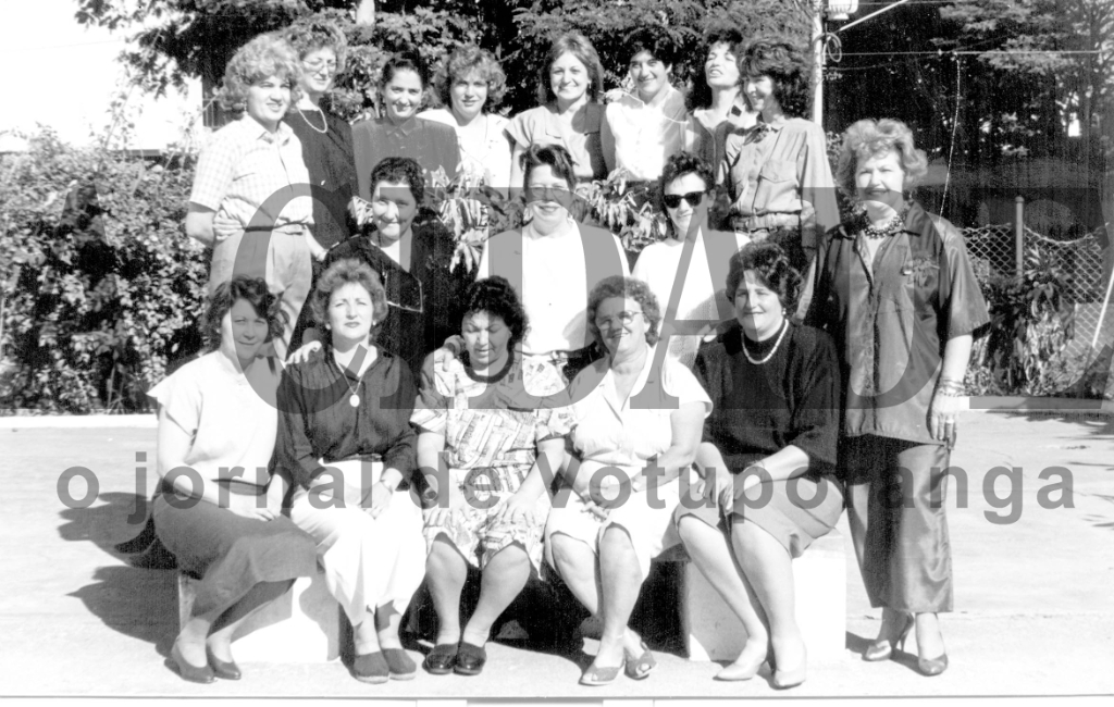 Esta foto é do ano de 1989. Foi um encontro dos professores da E.E. PSG “Dr. José Manoel Lobo” para festejar o aniversário da diretora do estabelecimento, a professora Olga Balbo Ferreira Fontes. Confira da esquerda para a direita: (fila do fundo) Maria José, Elizabete Laridondo Zucarelli, Evoldenir N. Sanches, Luzia Lima Arantes, Angélica L. Morlin, Bernardete G. Dezan, Aparecida Elizabete Forte Castrequine, e Josefina Fernandes Balero. (Fila do meio) Shirley R. Arantes, Dalva Mello (assistente) e Vera. E veja a fila da frente: Lucinda Murasse, Marlene de Biazi, Terezinha (assistente), Ruth Carrilho Marques, Maria do Carmo Poiani Elias e a aniversariante Olga Balbo Ferreira Fontes.

***Confira mais desta coluna em nossa edição impressa e online para assinantes.