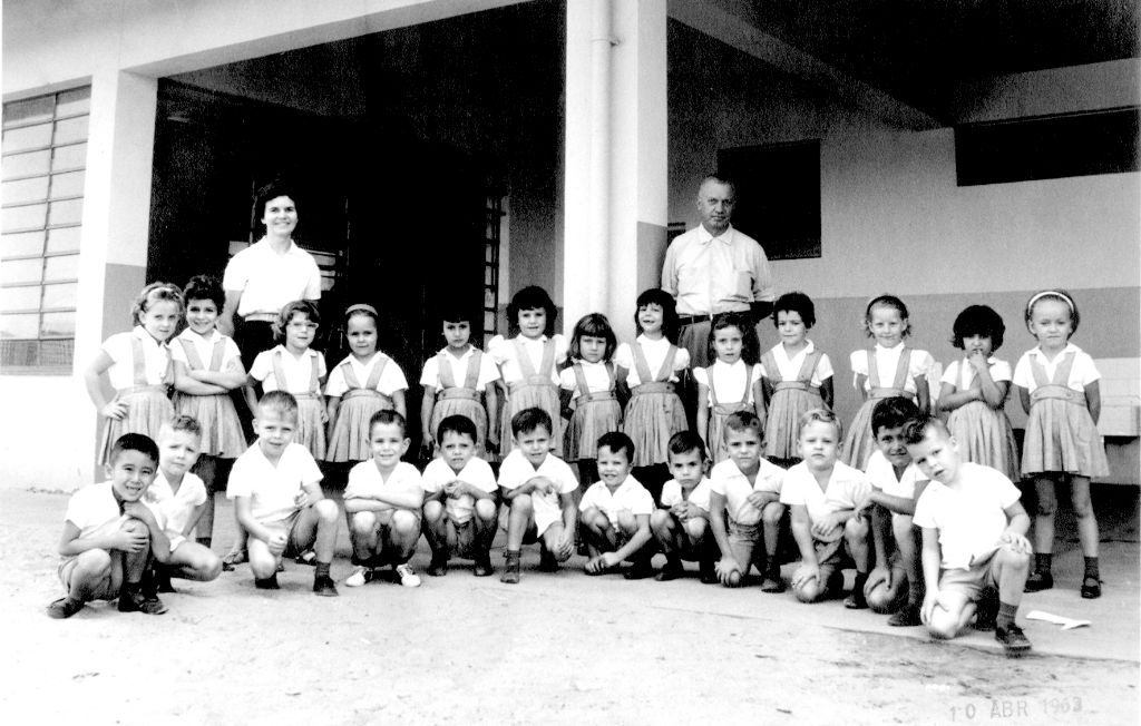 Vejam quem são os alunos da classe da profa. Áurea Tereza D´Aurea Machado, na escola “Uzenir Coelho Zeitune”, nos anos 60. Foram identificadas as crianças: Carmem Cecília Galetti, Regina Márcia Blundi, Maria Aparecida Filassi, Gláucia Poiani, Marlene Benini, Maria Tereza Lacerda Soares, Maria da Glória Guena, Maria de Lourdes, Silvia Pereira, Maria Helena Pedroso, Mauro Sato, Fernando Blundi, Dirceu Camargo, Fábio Bereta, Ubirajara Pires Correia, Hermininho Sanches, José Antonio Poiani, Marcos Silva, entre outros. Atrás da turma, a professora Áurea e o diretor da escola Floriano Marzochi.