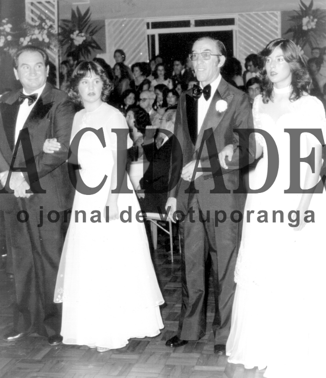 A foto é do Baile das Debutantes do ano de 1972, no Votuporanga Clube. O evento social era a grande atração do ano e contava sempre com a presença de um consagrado astro da novela da época. Nesta foto, aparecem Antenor Belucci e sua filha Maristela, e na direita a entrada no salão de Orlando Beretta, (que comemorou 91 anos de vida, nesta semana), quando conduzia a sua filha debutante Lucilia,  (hoje senhora dr. José Américo Passos Correa, residente em Rio Preto). 