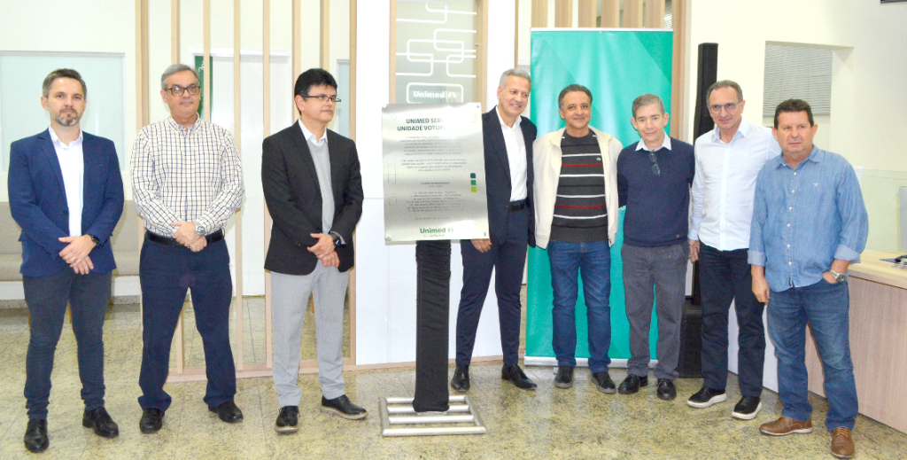 O vice-prefeito Luis Fernando Góes Lievana e o secretário de Desenvolvimento, Chino Bolotário, estiveram presentes na unidade da UNIMED em Votuporanga para prestigiar a inauguração da nova Central de Vacinas e do laboratório próprio da cooperativa. Na ocasião, ambos representaram o Poder Executivo Municipal e participaram da recepção aos diretores da UNIMED Rio Preto, reforçando o apoio institucional à expansão dos serviços de saúde na cidade.