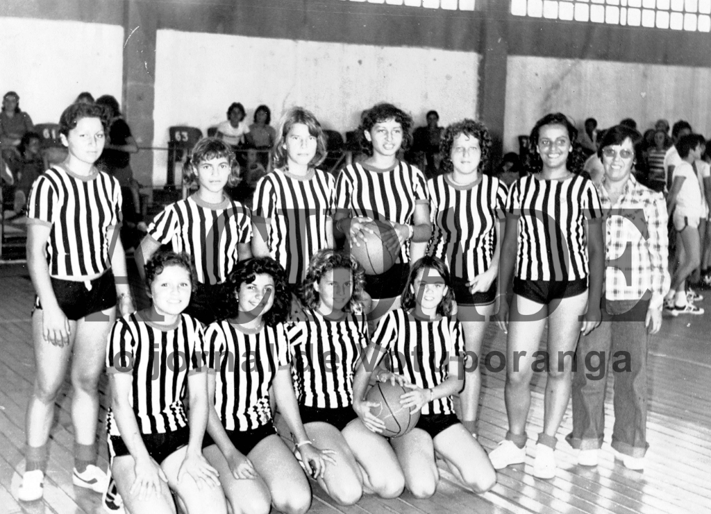 A foto é do dia 22 de maio de 1976. Naquele dia, elas levantaram o título do Campeonato Colegial vestindo a camisa da Escola "Uzenir Coelho Zeitune". Veja quem são as campeãs, conferindo da esquerda para a direita, de pé: Eliete, Marlene, Rita de Cássia, Silvia, Vera Lacerda Soares, Cibele Cordeiro e a professora Zulema Ferraz Bazáglia. Agachadas: Ivete, Maria Lucia Boenen, Nazima C. Ramalho Casado e Maria José Davanzo (Dedé). 

***Confira mais desta coluna em nossa edição impressa e online para assinantes.