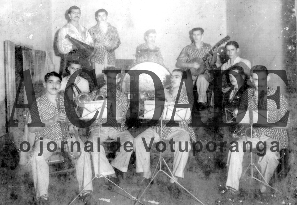 A foto é de 1943. Votuporanga tinha apenas seis anos de fundação. No palco a banda “Patativa D´Oeste  que animava bailes  e festas da cidade e região Veja quem são os músicos conferindo a partir da esquerda:  Josias de Barros (trombone), Ozório (surdo/bumbo), Edward Coruripe Costa (cantor), no alto da foto Júlio de Freitas (pandeiro), Baiano (piston), Arlindo Vendramini  ( bateria), Amilton Victorino ( piston),  José Silvestre Riva (violão/banjo americano), Molina (cuíca/tuba), no alto da foto Alfredo Riva (sax) e o dr. Orlando Van Erven Filho, que era mopresidente do Aéro Clube de Votuporanga, o primeiro clube de dança da cidade. A Patativa D ´Oeste existiu até os anos 50 e com muito sucesso.

***Confira mais desta coluna em nossa edição impressa e online para assinantes.