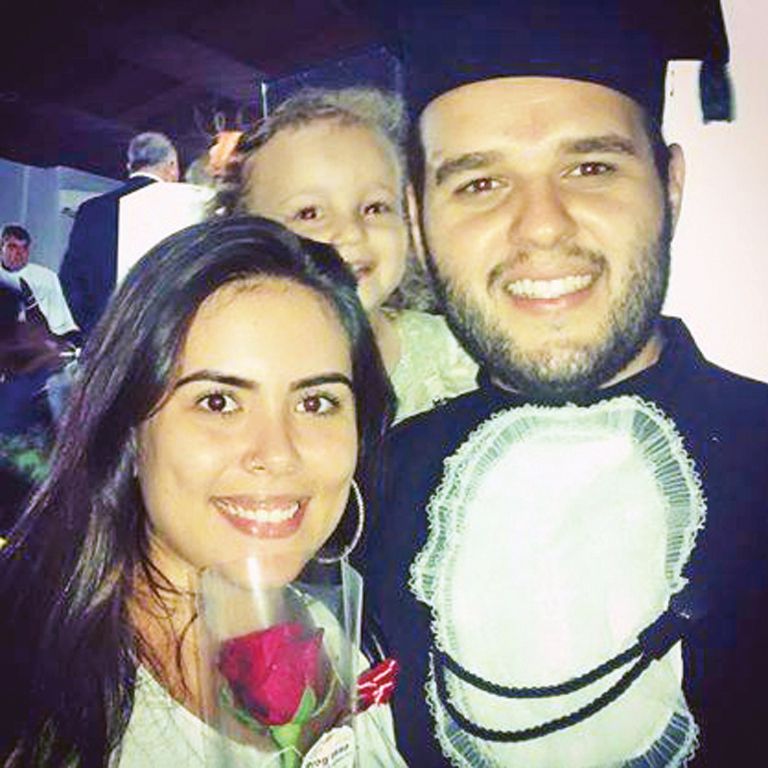 Comemorando a recente formatura de Endrigo Figueiredo – a namorada Ellen Maciel e a pequena sobrinha Marina