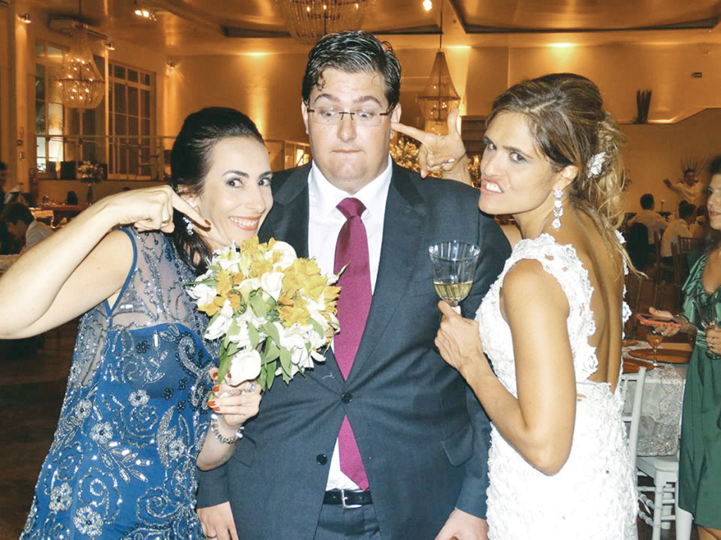 Agora não tem escapatória!!! Como presentinho da noiva Karla, em seu recente casamento, a amiga e convidada Manoela Sanches ganhou o concorrido buquê da noiva. Isso com certeza aumentará ainda mais a sorte do casal. Feliz mesmo ficou o futuro maridão Lawrence. Vamos marcar a data???