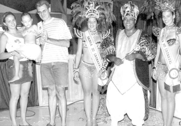 Assary 2003- O ato da premiação do concurso de fantasia do Carnaval Infantil. Na foto, Beatriz Cintia dos Santos (fantasia Bailarina) recebendo o trofeu do jornalista José Luiz Pavam.Na esquerda a mãe dela, Elaine, e na direita a Rainha Kênia, o Rei Momo Roger e a Princesa Karina