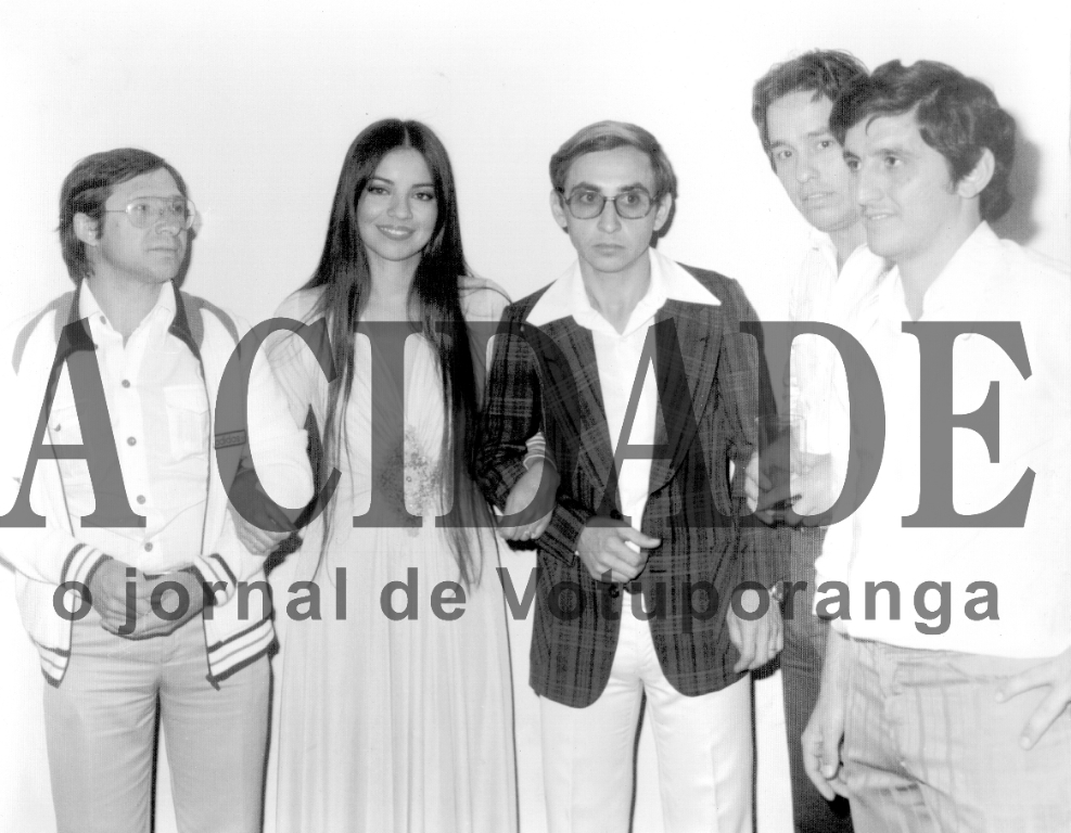 Revivendo os grandes shows dos anos 80 no palco do Assary Clube de Campo, encontramos esta foto. É a cantora Perla, sucesso na época que aparece de braços dados com os ex-presidentes Paulino Mateus Olgado e Darci Pereira de Moura. Na direita o saudoso jornalista Jadir Ferreira e o diretor Milton Campana (o Grilo). Perla era a grande interprete da música castelhana e se apresentava nos principais programas de televisão. O baile no Assary foi um sucesso.

***Confira mais desta coluna em nossa edição impressa e online para assinantes.