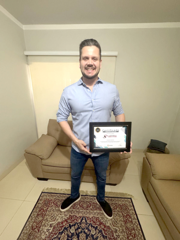 A Imobiliária Bem Viver celebra com orgulho a conquista do Certificado de Excelência em Atendimento, concedido pelo Instituto Idealize Pesquisa e Publicidade. A premiação reconhece a empresa como líder em satisfação dos clientes e qualidade nos serviços prestados. Na foto, Marcus Paulo Santos, um dos diretores da Bem Viver, expressa sua alegria por mais essa conquista, que reforça o compromisso da empresa com a excelência e o atendimento humanizado. Imobiliária Bem Viver — fazendo sempre o melhor por você.