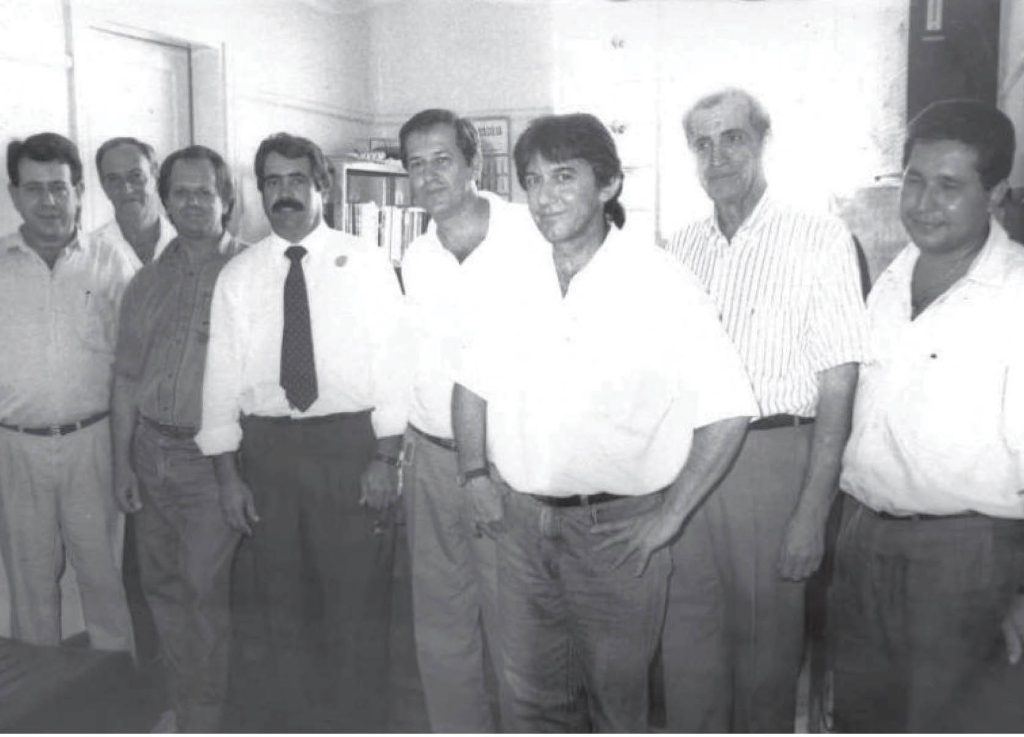 A foto registra os eleitos para a diretoria da Fundação Educacional de Votuporanga, no ano de 1993. O presidente eleito foi o então industrial Valdevir Davanço, de saudosa memória. A partir da esquerda: jornalista João Carlos Ferreira, industrial David Mendonça Pontes, também de saudosa memória, agrônomo Osvaldo Pereira Caproni, promotor de Justiça João Alberto Pereira, o presidente Valdevir Davanço, Elpídio Sanches Terruel, o ex-prefeito Dalvo Guedes e o tesoureiro, o contabilista Édson Prates.