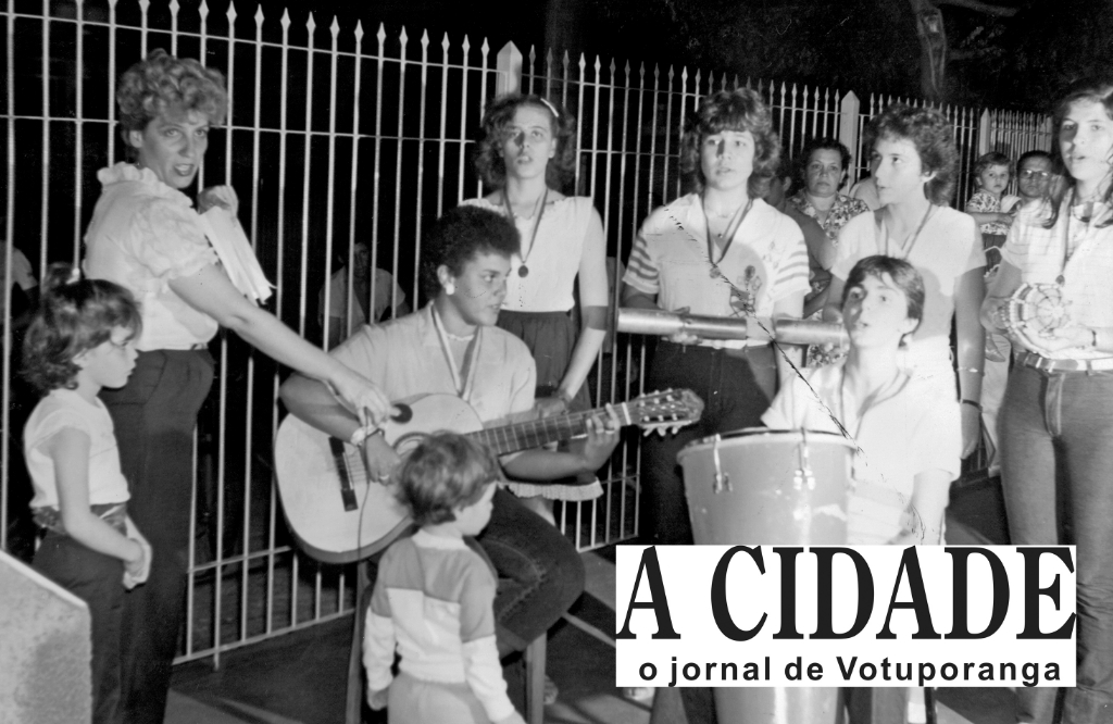 No dia 25 de maio de 1983, aconteceu a inauguração da praça “Lobinho Alegre”, no Instituto de Educação “José Manoel Lobo”, e na oportunidade deu-se o lançamento do Hino da Escola. A foto apresenta os autores do hino: Rogério Escarabelo Garcia da Costa, Cláudia Helena Modé Pereira, Vitória Rosa Ovídio Ziéri, Adriana de Fátima Francischetti, Lúcia Ribeiro Neves, Nadja de Souza Campos e Manoel de Dirceu Martins