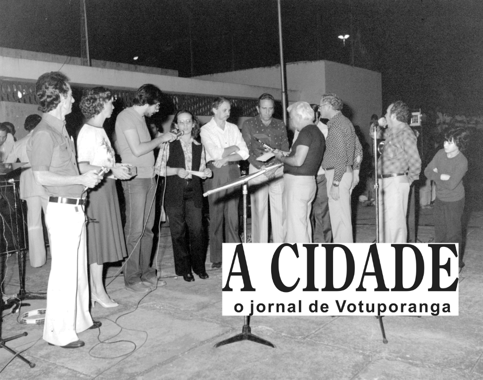 Uma cerimônia de premiação na Concha Acústica em 1983. Na foto, identificamos entre outros, a partir da esquerda: o animador sertanejo Oscarito,?, o presidente da Câmara Municipal daquela época Otaviano Nogueira, o então prefeito João Antonio Nucci, o historiador (de costas) Edward Coruripe Costa, o chefe de gabinete Reynaldo Zaccaro Campos e o vereador Aguinaldo de Oliveira, entre outros.