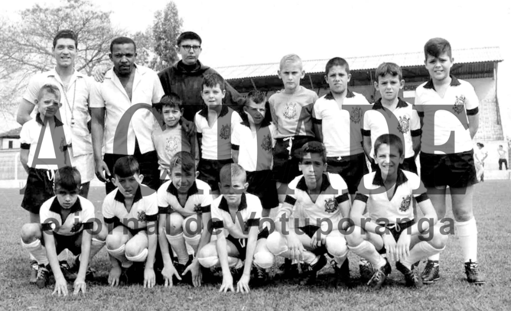 A foto é de 1965. Corinthiano roxo, o Frei Arnaldo Maria de Itaporanga, montou um time de garotos. Veja quem aparece na foto, conferindo da esquerda para a direita. De pé: Jerônimo Figueira da Costa Filho, Lécio (jogava na AA Votuporanguense), Fifi, Luiz Fernando Barbieri, Frei Arnaldo, Paulinho Barbieri, Luiz César Simieli (Lé), o goleiro é Silvinho Ferrari, Rogério, Torquato Barbieri Junior (Bactéria) e Paulinho Vilhena (filho do então, juiz da Comarca Paulo Vilhena). Agachados: Egmar Marão Alfagali, Antonio Carlos, Jaime Escudeiro (Coelho), Domingos Pignatari Junior, Ágnes de Oliveira (Canhão) e Salum. A foto é do saudoso Takeo Sato.

***Confira mais desta coluna em nossa edição impressa e online para assinantes.