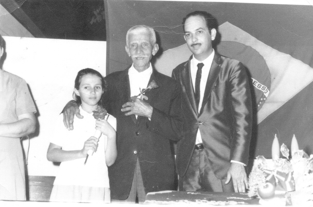 O saudoso prefeito Luiz Garcia De Haro (1973 a 1976) gostava de promover homenagens. Durante  o seu governo realizava-se eventos culturais por ocasião do Dia das Mães, dos Professores, do Idoso, entre outras efemérides, além de shows na Concha Acústica, De Haro motivava sessões solenes de homenagens, onde graças a sua bela oratória, destacava com maestria os feitos do homenageado. Nesta foto (onde consta no verso o nome de Luzia Vespa Neves) os homenageados receberam um botão de rosa. 