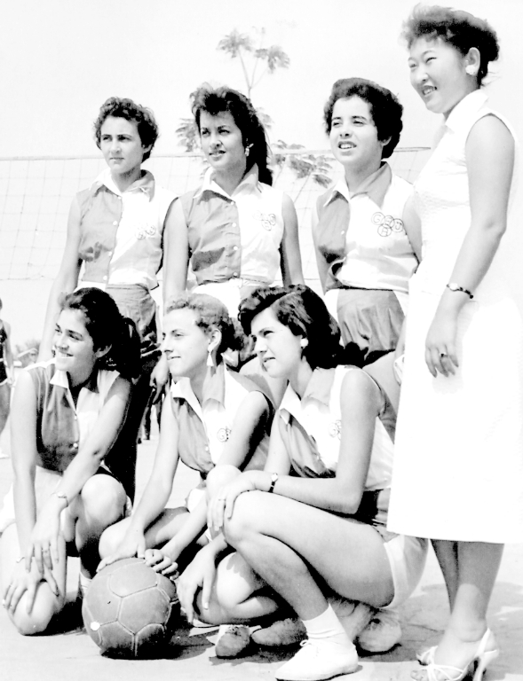 Esta é a formação da equipe de basquete de feminino que representou Votuporanga nos anos 50 e 60. Segundo os dados, nesta foto colhida com talento do conceituado fotógrafo Domingos Olmedo, mostra o momento que a equipe de Votuporanga entrou na quadra para uma partida importante na cidade de José Bonifácio, no ano de 1956. Confira quem são as nosas jogadoras: de pé, a partir da esquerda: Maria Angela, Ana Maria Buck, Darci De Haro e a prof. Satiko. Agachadas: Lizete Camolesi, Marlene Rugno e Nely De Haro. 