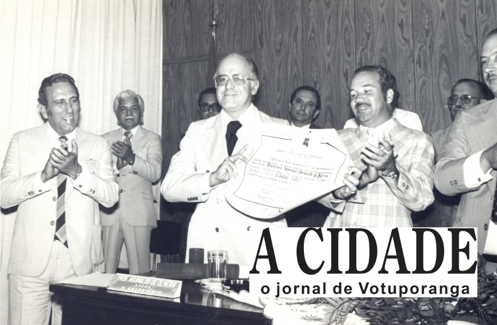 Numa Sessão Solene na noite de 21 de janeiro de 1978, Francisco Henrique Fernandes de Barros (Chico de Barros), então secretário de Obras do Estado de São Paulo, do governo de Paulo Egydio Martins, recebeu o título de Cidadão Votuporanguense. Aparecem em primeiro plano nesta foto, a partir da esquerda, o então prefeito João Antonio Nucci, o escritor votuporanguense e chefe de gabinete Edward Coruripe Costa, o homenageado, o vereador 1º secretário da Câmara, Aguinaldo de Oliveira, e o presidente do legislativo José Nunes Pereira
