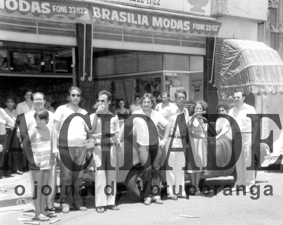 Nos anos 70 as principais lojas do comércio de Votuporanga motivavam os seus clientes realizando promoções com sorteio de veículos. Nesta foto, o ato da entrega para um contemplado das lojas Alvorada e Brasília Modas, empresas da família Haddad. Aparecem na primeira fila: Joaquim Neves, um garoto e Cláudio Craveiro, o saudoso radialista Oscarito, Jair Sampaio, Analtides (pica-pau) e sua esposa, além da felizarda dona Corsina, o rapaz debruçado no capô do carro é Lorivaldo Alves da Silva e o último da fila é o empresário Halim Haddad.

***Confira mais desta coluna em nossa edição impressa e online para assinantes.