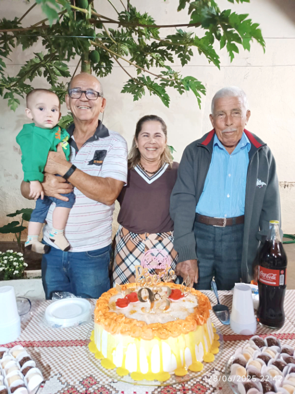 Uma celebração de amor, história e vida!
No último sábado, 27 de junho, o querido João Rocha Junior celebrou seus 93 anos de vida com uma emocionante comemoração em sua residência. Ele recebeu com muito carinho seus familiares e amigos que vieram homenagear sua trajetória de vida,  marcada por sabedoria, generosidade e afeto. O momento ganhou ainda mais brilho com a presença do prefeito Jorge Seba e da primeira-dama Rose Seba, do Bispo Dom Moacir, e, claro, de todos os entes queridos que se uniram à filha Lucinha e ao genro Chumbinho para celebrar esse patriarca tão amado e respeitado por todos ao seu redor.
Foi uma noite especial, repleta de gratidão, memórias inesquecíveis e demonstrações de carinho, um verdadeiro tributo à vida de um homem que é exemplo para todos que têm o privilégio de conhecê-lo. Parabéns, Sr. João! Que venham mais anos de saúde, alegria e amor ao lado de pessoas especiais.
