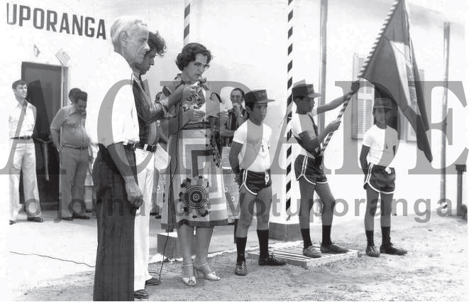 O ano é 1978. A professora Célia Beretta, esposa do saudoso Orlando Beretta, ele o primeiro presidente da Guarda Mirim, faz a leitura do juramento para a incorporação dos primeiros “guardinhas” do Centro Social. O ato solene foi prestigiado pelas autoridades. Aparecem em primeiro plano junto a oradora, o sargento Atilano Guatemozim Pedroso e o radialista João Carlos Ferreira. Ao fundo pode ser identificado o saudoso vice-prefeito Onofre de Paula.

***Confira mais desta coluna em nossa edição impressa e online para assinantes.