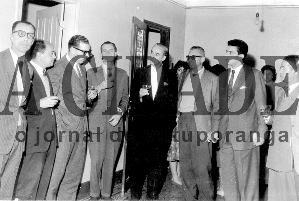 O saudoso prefeito Hemani de Matos Nabuco aparece ao centro nesta foto de 1962. Com o cálice nas mãos, as autoridades estão brindando uma conquista do municipio. Da esquerda para a direita: Dr. Alouysio Nunes Ferreira (pai do ex-senador e ministro Aluisio Nunes); Dr. Ultimatum Fava, um representante do governo; Dr. Octávio Viscardi (vice-prefeito); Nabuco; Prof. Floriano Marzochi e outras autoridades visitantes. 

***Confira mais desta coluna em nossa edição impressa e online para assinantes.