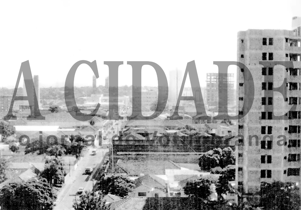 O edifício comercial Julieta, inaugurado por Mário Pozzobon em 8 de agosto de 1982, deu largada a era da construção vertical em Votuporanga. Foram diversos edifícios erguidos quase todos ao mesmo tempo e que marcou a arrancada dos arranha-céus em Votuporanga. Esta foto é dos anos 80 e aparecem em fase de construção os edifícios Monte Castelo (a frente) e Miguel Nucci (ao fundo), ambos pela rua
Pernambuco. 

***Confira mais desta coluna em nossa edição impressa e online para assinantes.