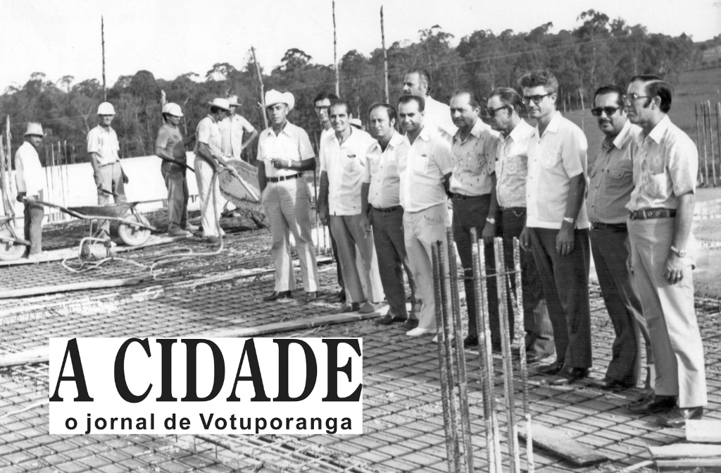 A foto é de dezembro de 1973. A diretoria do Frigorífico 4 Rios, o grande empreendimento da época, compareceu no canteiro de obras para comemorar a etapa de concretagem  da lage de blocos do setor industrial. Além dos operários da obra aparecem na foto os diretores: Herculano Beretta (consultor jurídico), Nasser Marão (diretor presidente), Alício Vilar Pontes, Bilto Herrera (atrás), dr. Joaquim Figueira da Costa, Salvador Castrequini ( diretor financeiro), César Beretta, Savério Maragno (gerente do Comind), Juvenal Domingos Martins Lopes (diretor 1º vice-presidente) e Orlando Beretta (diretor administrativo). Faziam parte da diretoria também Horácio Corrêa de Moraes (diretor 2º vice-presidente) e o engenheiro Jesus Silva Melo (consultor técnico).