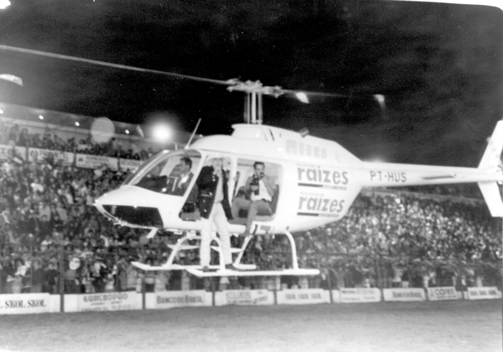 Como sempre fazia em suas apresentações, o famoso narrador de rodeios, Asa Branca (morto recentemente) aterrissou na arena de Votuporanga, na noite de 5 de agosto de 1995. Era a grande festa do Grupo Raízes Associadas, a única festa que incluiu na sua grade de show o Rei Roberto Carlos. Quando este helicóptero aterrisou, levantou poeira que escureceu o recinto. Quem estava lá comeu terra e jamais vai se esquecer do evento.