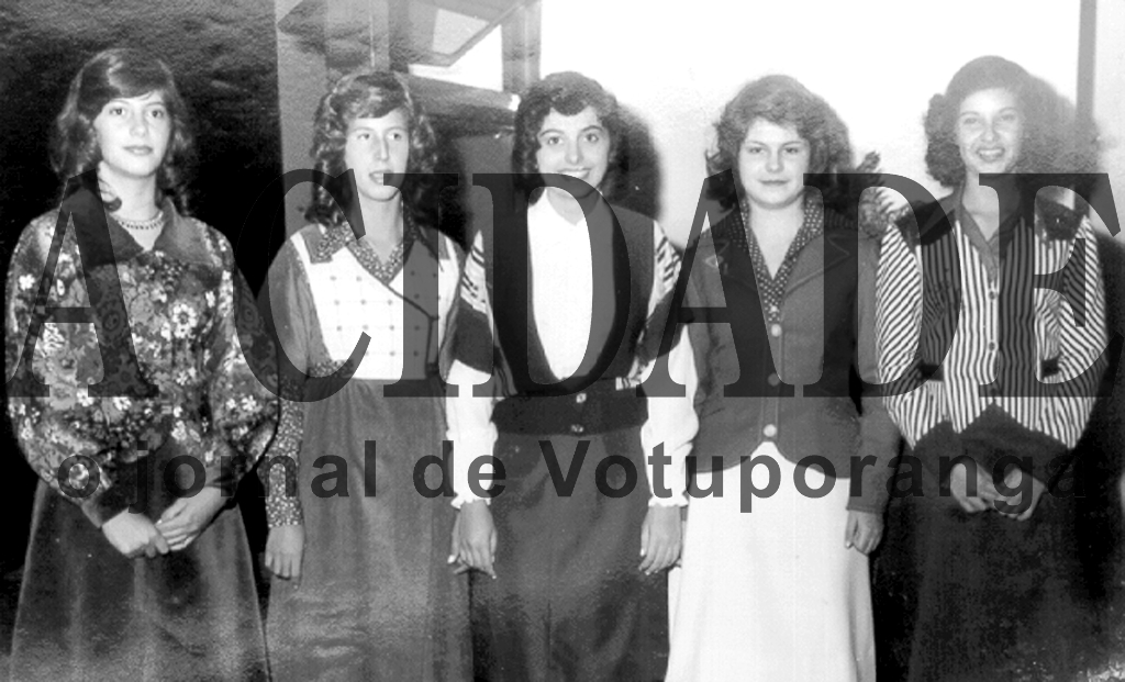 Por tradição, nos anos 70, o Votuporanga Clube promovia um requintado coquetel antecedendo   o Baile das Debutantes. Era a oportunidade do congraçamento das famílias com as meninas que fariam o seu “debut”. Essa foto foi colhida num desses coquetéis. Aparecem a partir da esquerda: Márcia e Sandra Mazzaferro Costa, Tânia Pardo da Costa, Patrícia (prima delas de São Paulo) e Marly Eleutério Rodrigues.

*Confira mais desta coluna em nossa edição impressa e online para assinantes.