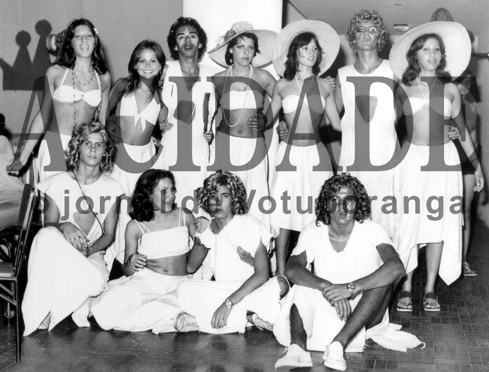 Veja quem são os integrantes do Bloco Fantástico que se apresentou no Carnaval de Votuporanga em 1976. Em pé, a partir da esquerda: Rose Aydar, Simone Calille, o saudoso Nei Vivo, a saudosa jornalista Cláudia Camargo, Regina Parra, Alexandre Pesciotto e Meire Matta. Agachados: Guilherme Pesciotto, Regina Salum, Abilinho Calille Jr., e Toninho Pereira. 

***Confira mais desta coluna em nossa edição impressa e online para assinantes.