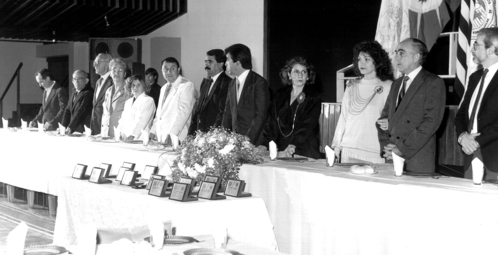 Foto de 1989 registra um jantar festivo da categoria pela passagem do Dia do Comerciante. A mesa principal da esquerda é formada por: Nasser Gorayb, o saudoso comerciante do ramo de café João Santaella, o saudoso ex-prefeito Hernani de Mattos Nabuco, sua esposa dona Leda; Ilda e ex-vice prefeito Dorival Alfredo Veronezzi, o promotor de justiça João Alberto Pereira, o então presidente da Associação Comercial, João Herrera Martins e sua esposa Lene, Vera e o marido Sebastião De Haro e Gino (Federação do Comércio).