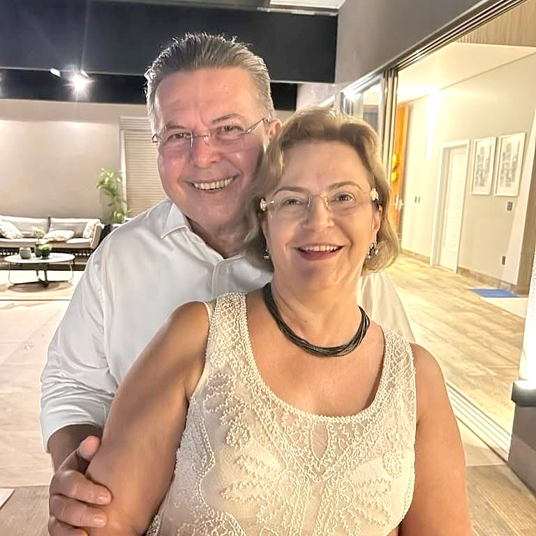 A quarta-feira hoje é de festa e alegria para a família Pignatari que celebra o aniversário do nosso Deputado Estadual Carlos Eduardo Pignatari, e compartilha este momento ao lado de sua mulher Marli Pigmatari! A data será de muita gratidão e abraços que ele receberá de seus amigos e familiares, que comemora mais um ano de vida com muito carinho e gratidão, refletindo o grande trabalho que tem realizado por Votuporanga e toda a região. Parabéns, Carlão! Que este dia seja repleto de bênçãos, alegrias e surpresas boas!