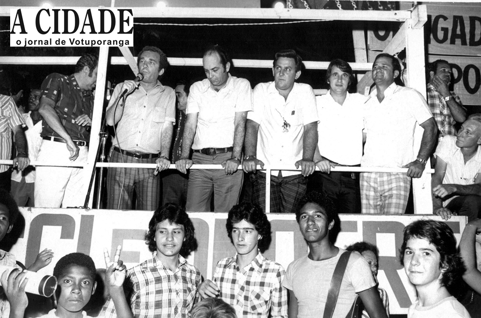 O saudoso radialista Luiz Rivoiro, com o microfone na mão, anima memorável comício político em praça pública nos anos 70. Aparecem ao seu lado (encoberto na direita o candidato a prefeito João Nucci) e a partir da esquerda: o então prefeito Luiz Garcia De Haro e os candidatos a vereador: Roberto Bianchini, Urbano Doimo, Alzimiro Brantis e Aguinaldo de Oliveira, ao lado do João da Pinheiral.