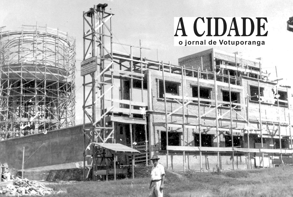 A caixa d´agua da Saev, no alto da rua Pernambuco, foi uma referência pela sua imponente estrutura e o sobrado da sua sede própria. As obras foram executadas nos anos 50 e Votuporanga já era vista como modelo no tratamento de água pelos investimentos na sua estrutura física e equipamentos. Ainda hoje, a Saev, construída naquele tempo, continua atendendo as demandas atuais. Uma obra que veio para ficar.