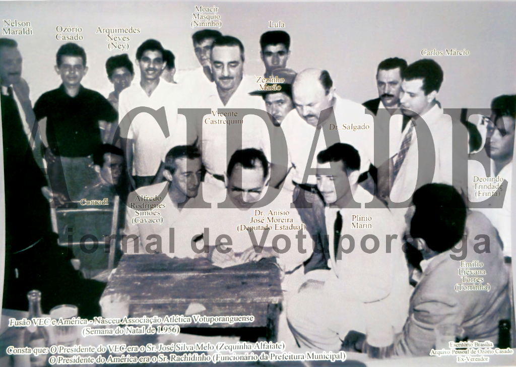 Já publicamos esta foto na coluna. Reapresentamos hoje com detalhes na identificação dos nomes dos personagens. Nélson Bortolocci Figueiras, o Falcão, foi quem nos enviou. Trata-se do ato que marcou a fusão dos dois antigos clubes de futebol da cidade. Foi quando nasceu a antiga AA Votuporanguense. Ao centro da mesa aparecem Alfredo Rodrigues Simões (o Cavaco) ao lado do deputado Anísio José Moreira (que era de Mirassol), assistido pelo cartorário Plínio Marin. De pé, a partir da esquerda: Nélson Maraldi, Osório Casado, Arquimedes (Nei) Neves, Moacir Masquio (Nininho), Vicente Castrequine, Zézinho Marão, Lula, dr. Martiniano Salgado, Carlos Márcio Junqueira, Deolindo Trindade (Frinfa) e agachado Emílio Lievana Torres (Torrinha).  O presidente do VEC (Votuporanga E.C.)  era o alfaiate José Silva Melo (pai engenheiro Jesus Silva Melo)) e o presidente do América era o sr. Rachidinho, (funcionário da Prefeitura). O ato aconteceu na semana do Natal do ano de 1956. 

***Confira mais desta coluna em nossa edição impressa e online para assinantes.