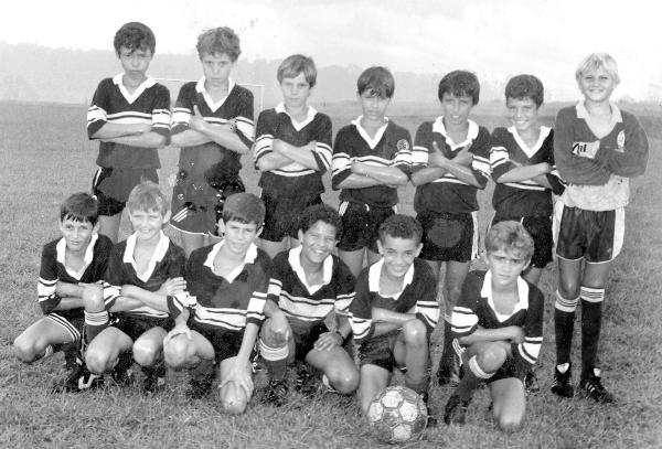 O ano é 1984. Essa garotada era boa de bola e fazia grandes jogos na cidade enfrentando equipes da mesma categoria. Veja quem são os jogadores conferindo da esquerda para a direita, de pé: (?) , Elvis, Alessandro, Mosquito Nêno e Cláudio. Agachados: Alessandro, Ronaldo, Lucas, Wagninho, Pontinha, Minhoca e Pinguço. O goleiro é o Vovô. A foto pertence ao arquivo pessoal do Walter José dos Santos. 