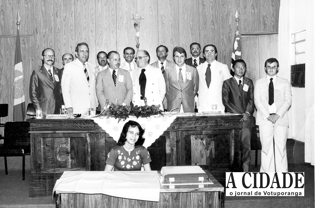 Nessa Sessão Solene da Câmara Municipal, realizada no dia 21 de janeiro de 1978, o então secretário de Obras do governo Paulo Maluf, Francisco de Barros, foi agraciado com o título de Cidadão Votuporanguense. Em primeiro plano, na mesa dos trabalhos, aparecem o vereador Ederval Gregório, o prefeito João Antonio Nucci, o presidente da Câmara José Nunes Pereira, o homenageado, seguido pelos vereadores Urbano Doimo, Joaquim Neves, Hideito Otuki e Jair Francisco (Doca).