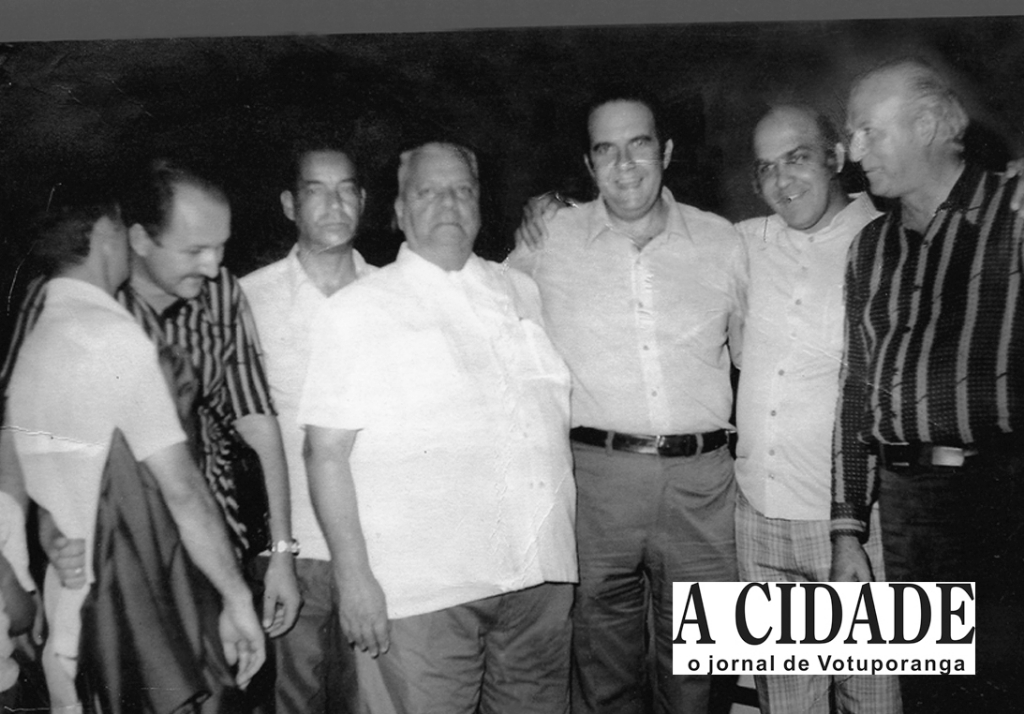 Nos anos 70, numa concorrida recepção oferecida ao governador de SP, Paulo Egydio Martins, numa fazenda em Estrela D´Oeste, foi colhida esta foto. Da esquerda para a direita: Wilson Brasil, Capitão Leonidas Pereira de Almeida, governador Paulo Egydio, vereador Mehde Meidão e o então deputado Waldemar Lopes Ferraz.