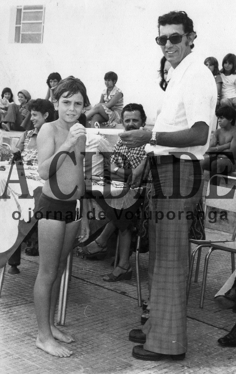 Nesta foto de 1975, José Galera Sanches entrega diploma de conclusão do curso de natação no Votuporanga Clube. Era a escola do “Peixinho” tão famoso naqueles tempos. Quem recebe o certificado é o garotão Alexandre Farinazzo Martins. Aparece sentado, entre os dois, o então presidente do Votu-clube, Rames Cury. 

***Confira mais desta coluna em nossa edição impressa e online para assinantes.