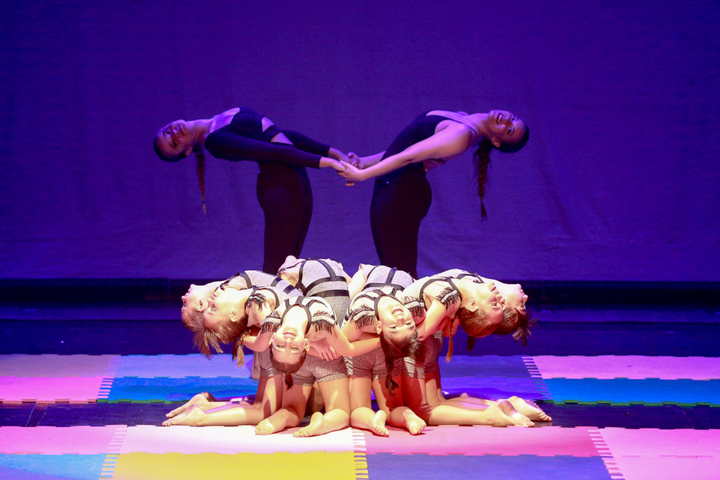 As primeiras apresentações do 28º espetáculo da Almagêmea Escola e Boutique de Dança, “Eternamente Reis”, foram um verdadeiro sucesso e encantaram o público presente com coreografias vibrantes que homenageiam dois ícones da música: Michael Jackson e Roberto Carlos. A emoção tomou conta do Centro de Convenções, onde rítmos inesquecíveis ganharam vida em performances cheias de talento e sensibilidade. Para quem ainda não teve a oportunidade de ver, o espetáculo retorna neste final de semana, nos dias 6 e 7 de setembro, com sessões às 18h07 e 20h27. Não perca a chance de prestigiar essa celebração da arte em movimento.