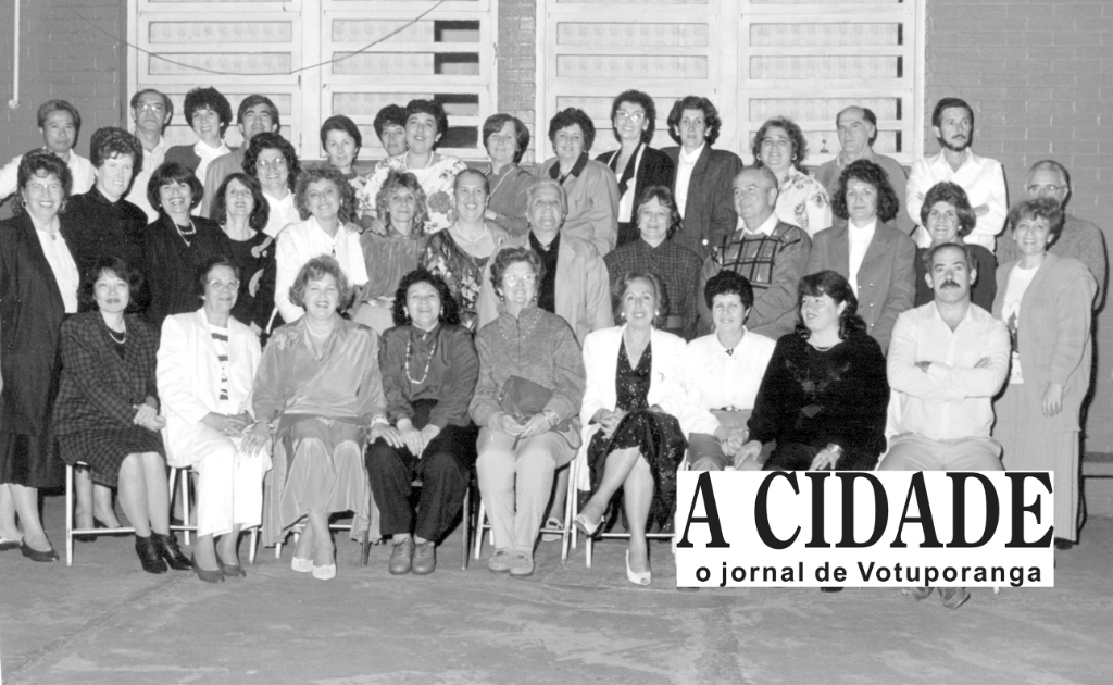 A diretora do então Instituto de Educação “José Manoel Lobo”, professora Olga Balbo Ferreira Fontes (a terceira sentada a partir da esquerda) escreveu nessa foto “Aqui estão os valentes lutadores que estavam na escola em 1982”. Um grupo expressivo de educadores fizeram, naquele tempo, a escola “Manoel Lobo” um modelo de instituição, o que rendeu elogios e homenagens ao corpo docente.