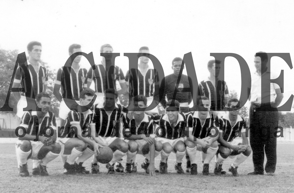 A gloriosa equipe da alvinegra de "Plinio Marin" no ano de 1959. Numa época de competição acirrada com grandes clássicos regionais diante das equipes do Mirassol, Rio Preto e América. Veja a formação da Votuporanguense conferindo da esquerda para a direita, de pé: Neri, Jurani, Miguel, Ariô Viscardi, Cesário, Zanca e o técnico Tininho. Agachados: Gabriel (Copa do Mundo), Lupércio, Touro, Português, Nélsinho, Maurinho e Carangola.

***Confira mais desta coluna em nossa edição impressa e online para assinantes.