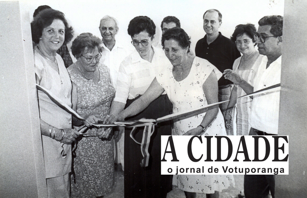 No dia 1º de agosto de 1994 deu-se a inauguração do Centro Infantil “Joana Rossafa Nogueira”. A foto registra o momento do corte da fita inaugural. Da esquerda para direita aparecem: Aparecida Nogueira Stefanelli (na época 1ª dama da cidade), Ana Nogueira, Dr. Joaquim Figueira da Costa (vice-prefeito), Magda Nogueira, Adélia Nogueira, engenheiro Marcos Garcia Laraya, Marilda Mantovani (secretária de Educação) e Arquimedes Nei Neves (presidente da Câmara)