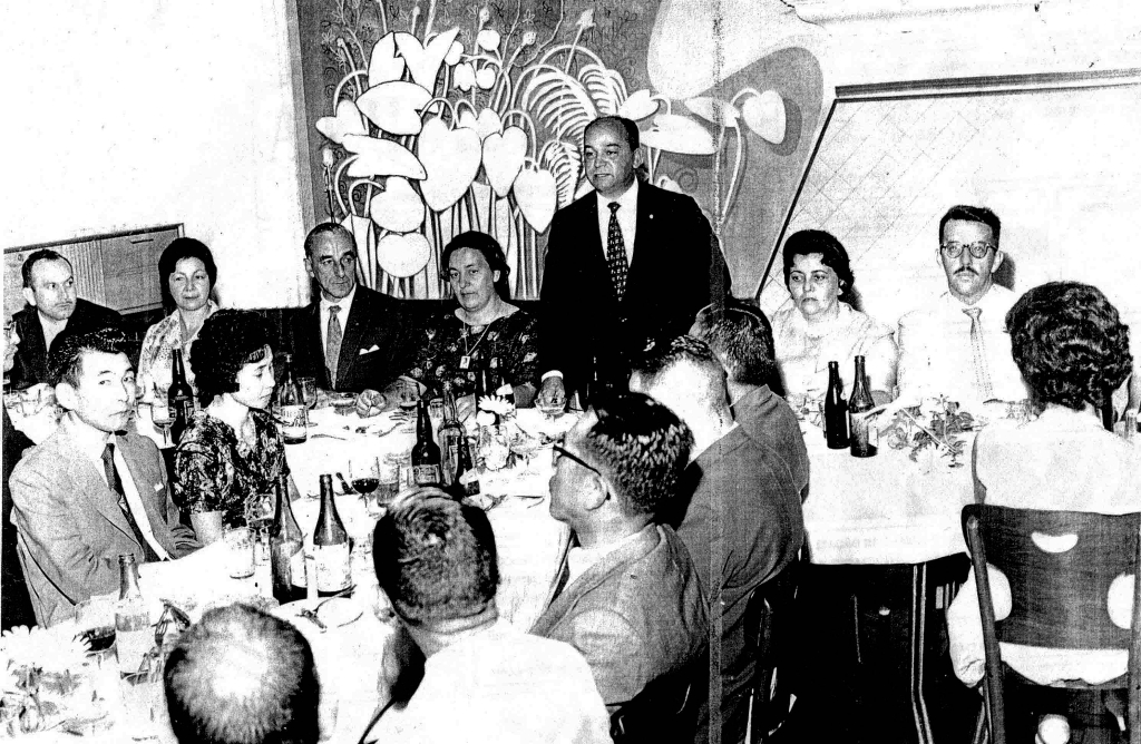 O estabelecimento de Osmar de Souza, na rua Pernambuco, próximo da praça São Bento, conhecido também como Restaurante 606, deu lugar mais tarde para a padaria Progresso. Esta foto é do ano de 1961/62 e registra uma reunião de rotarianos durante a gestão do advogado Ultimatum Fava como governador do Distrito 4480 do Rotary. Da esquerda para a direita: Christovam De Haro (presidente da Câmara Municipal), Olivia Souza De Haro, Hernani de Matos Nabuco (prefeito da época), Leda Camolesi Nabuco, Dr. Ultimatum Fava (em pé), Elza Ferreira de Souza Fava e Dr. Paulo Emilio Andrade Vilhema (juiz de Direito). Sentados ao lado para frente: Toshio Nakabashi e Tamiko Sato Nakabashi. Sentado de costa: reconhecemos apenas o sr. Nozomu Abê (de óculos).