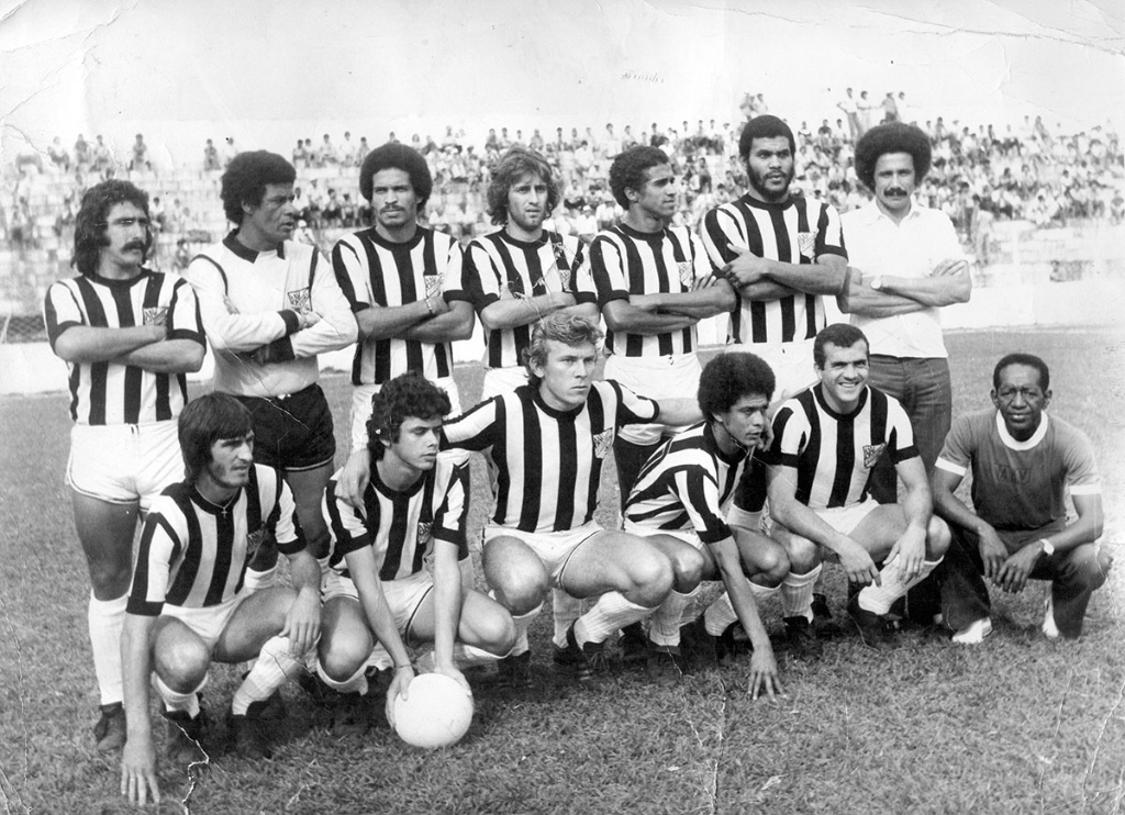 A Votuporanguense em campo - Hoje, a alvinegra de “Plínio Marin” estreia no Campeonato da A-3. Uma nova competição, novos uniformes e o nome também diferente (CAV). Mas, para recordar, estamos brindando os nossos leitores com mais uma apresentação gloriosa do passado. Em campo, com as arquibancadas lotadas, veja a AA Votuporanguense do ano de 1972. De pé, da esquerda para a direita: Babá, Raimundinho, Cuca, Neno, Betão, Mendes e Santa Fé (técnico). Agachados: Leivinha, Francisco (Chico), Dorival (Brancão), Gilbertinho, Virgílio (Careca) e Aparecido (Cido massagista). A foto pertence ao arquivo pessoal de Arnaldo José Santa Fé Trindade, o Santa Fé.